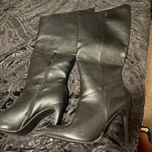 Knee boots with skinny heel